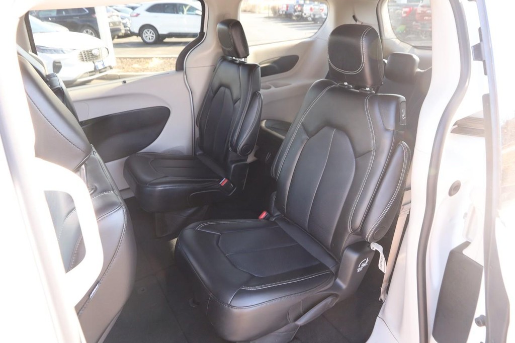 Chrysler Pacifica Vehicle Image 10