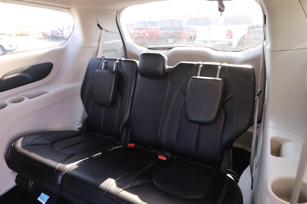 Chrysler Pacifica Vehicle Image 11