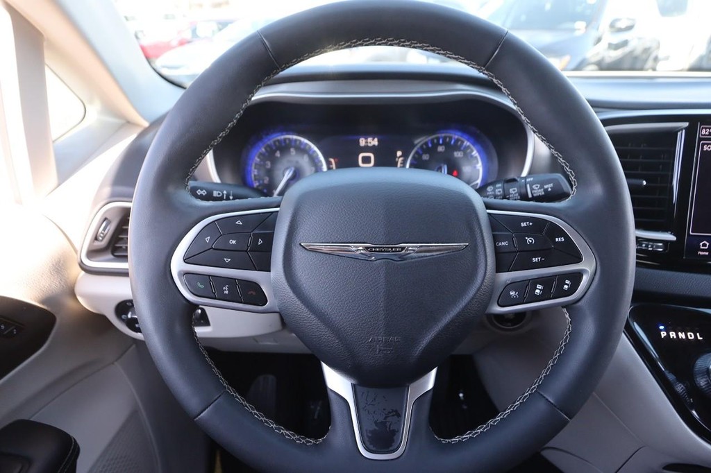 Chrysler Pacifica Vehicle Image 12