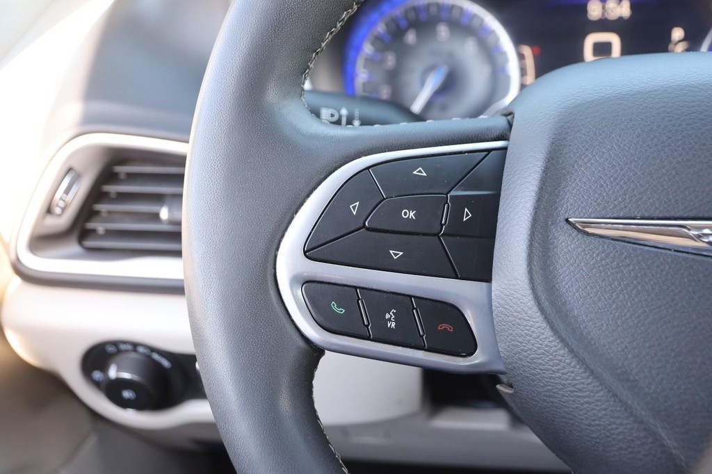 Chrysler Pacifica Vehicle Image 13