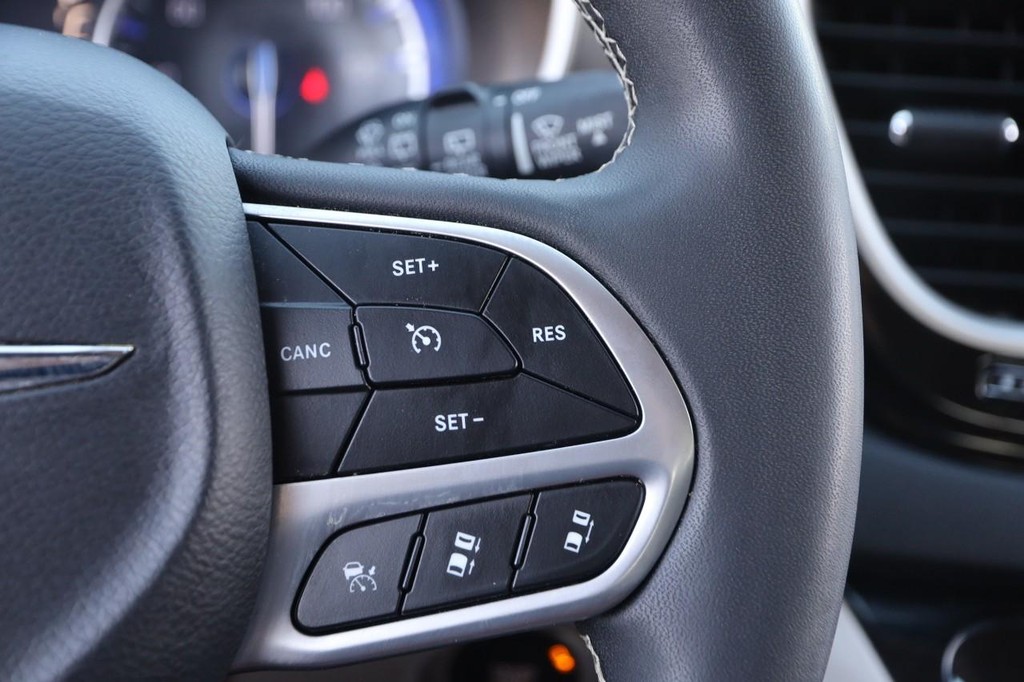 Chrysler Pacifica Vehicle Image 14