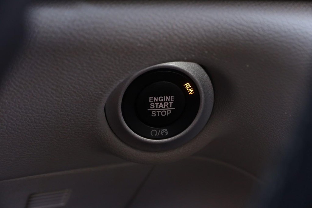 Chrysler Pacifica Vehicle Image 16