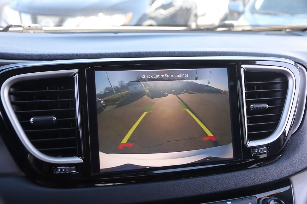 Chrysler Pacifica Vehicle Image 18