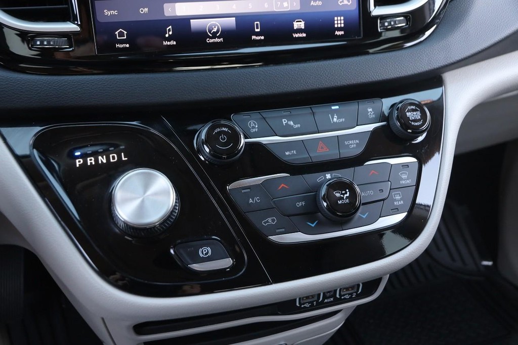 Chrysler Pacifica Vehicle Image 19