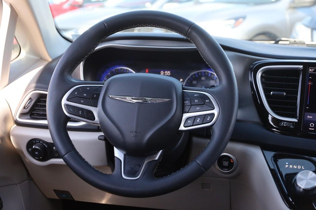 Chrysler Pacifica Vehicle Image 23