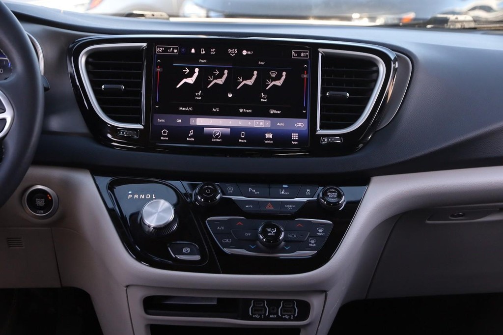 Chrysler Pacifica Vehicle Image 24