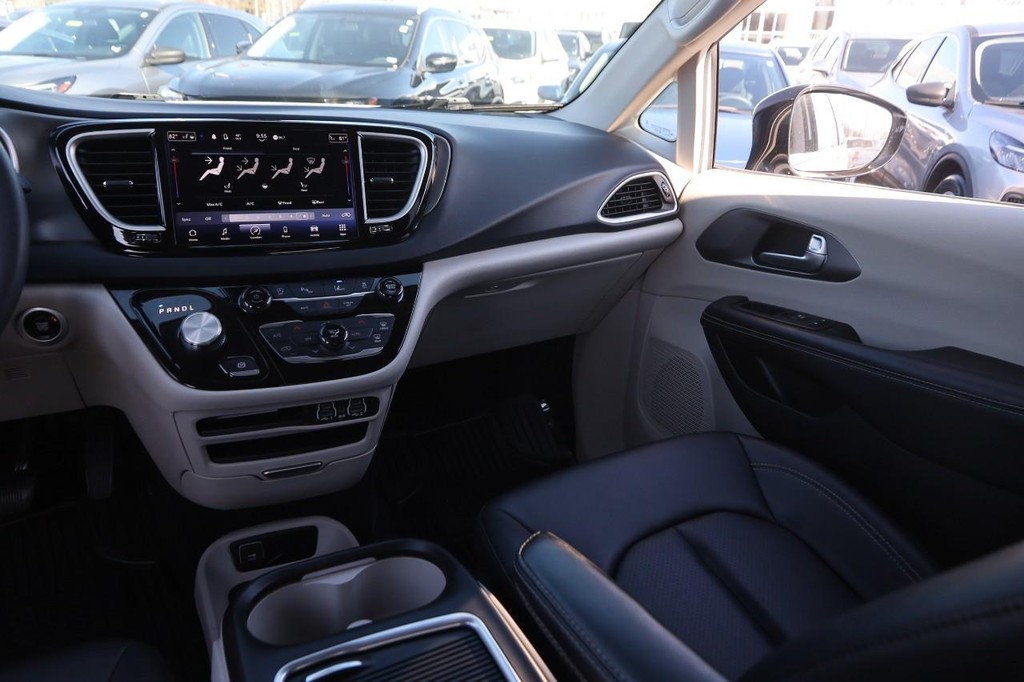 Chrysler Pacifica Vehicle Image 25