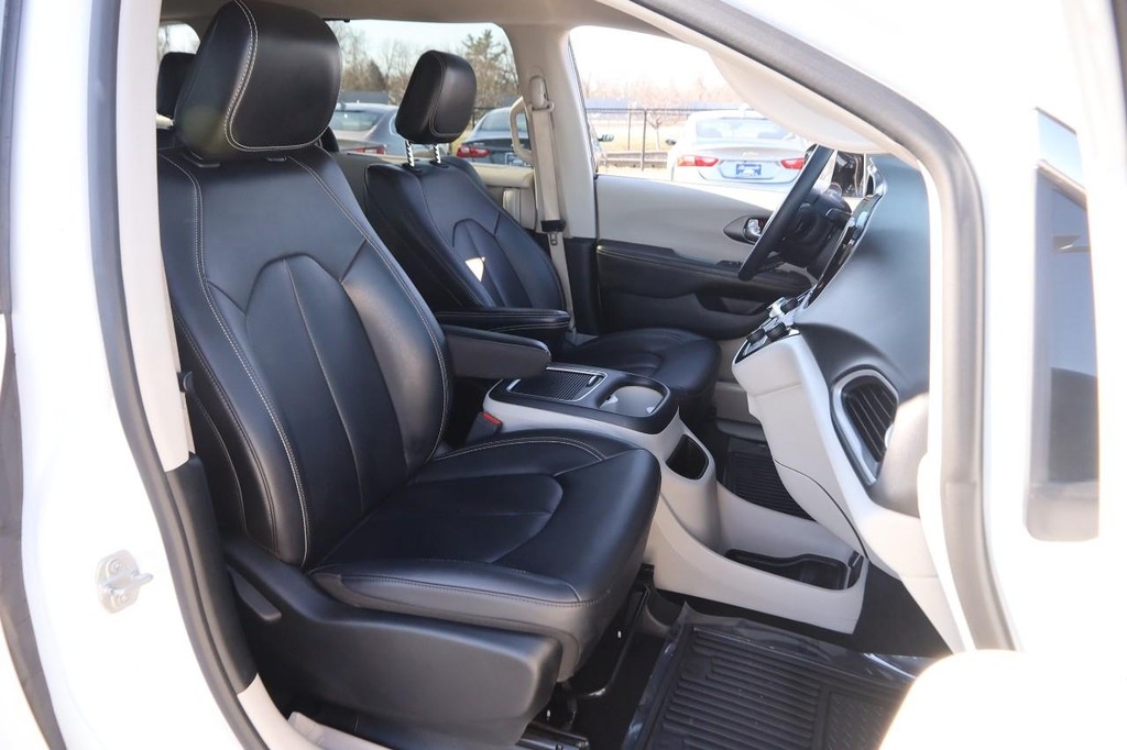 Chrysler Pacifica Vehicle Image 26