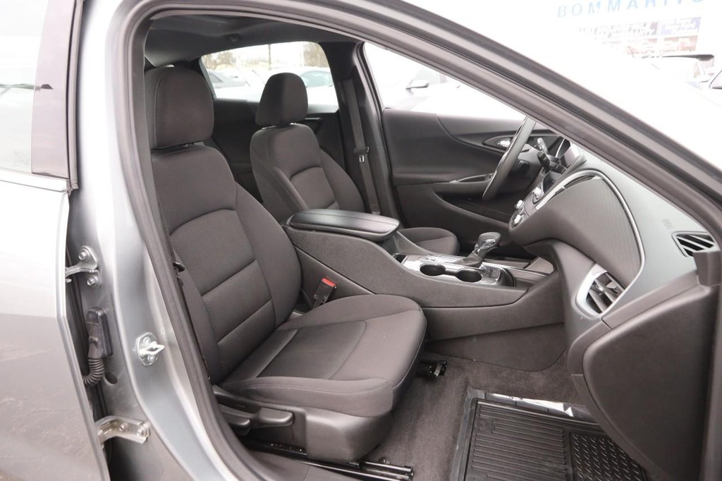 Chevrolet Malibu Vehicle Image 24