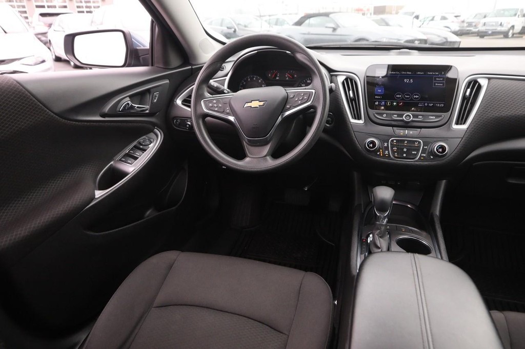 Chevrolet Malibu Vehicle Image 21