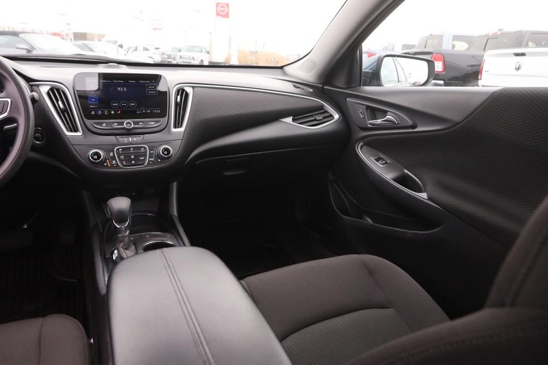 Chevrolet Malibu Vehicle Image 24