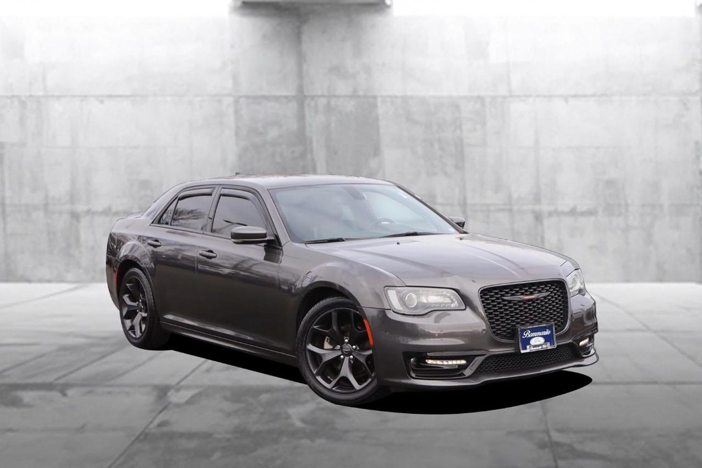 Chrysler 300 Vehicle Image 02
