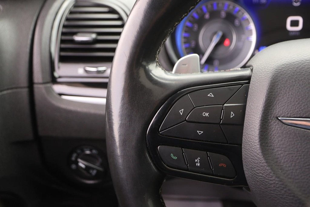 Chrysler 300 Vehicle Image 12