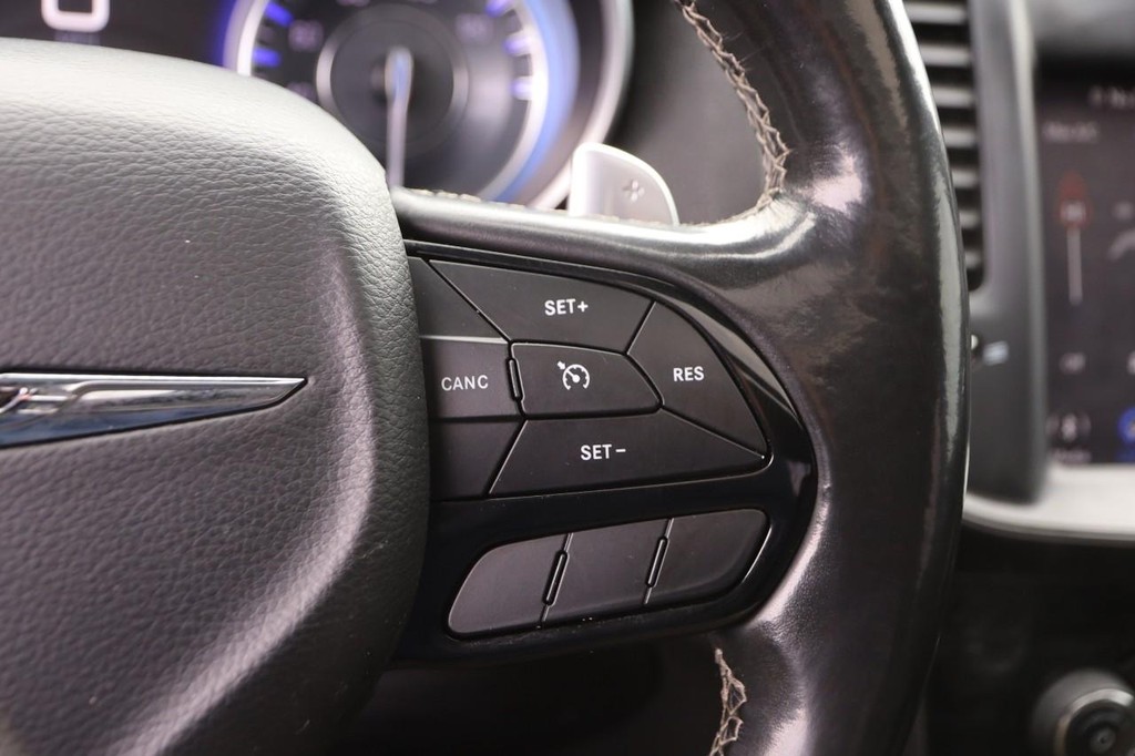 Chrysler 300 Vehicle Image 13