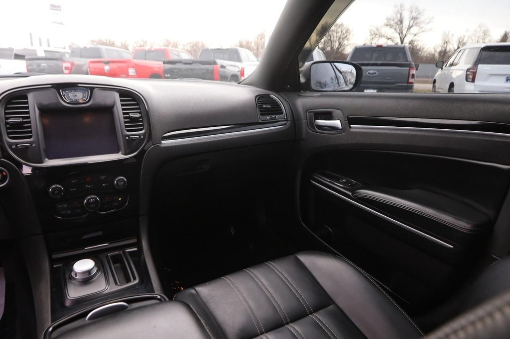 Chrysler 300 Vehicle Image 24