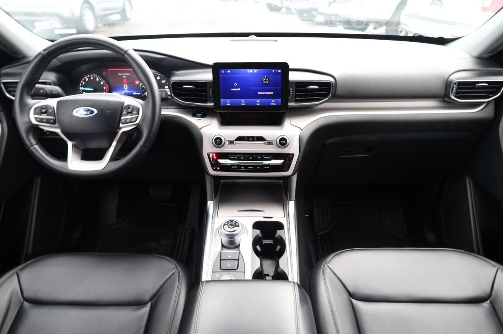 Ford Explorer Vehicle Image 24