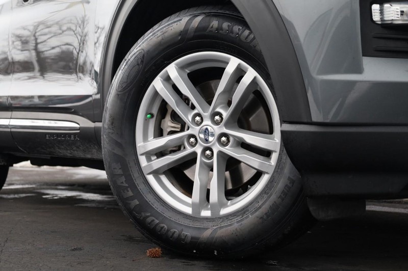 Ford Explorer Vehicle Image 03