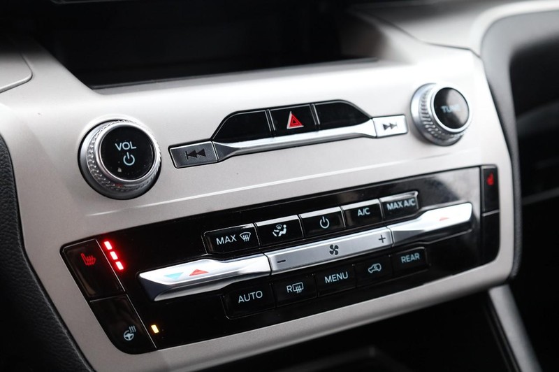 Ford Explorer Vehicle Image 15