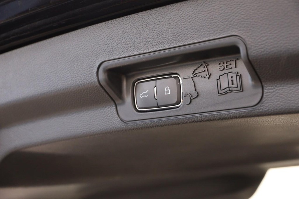 Ford Explorer Vehicle Image 09