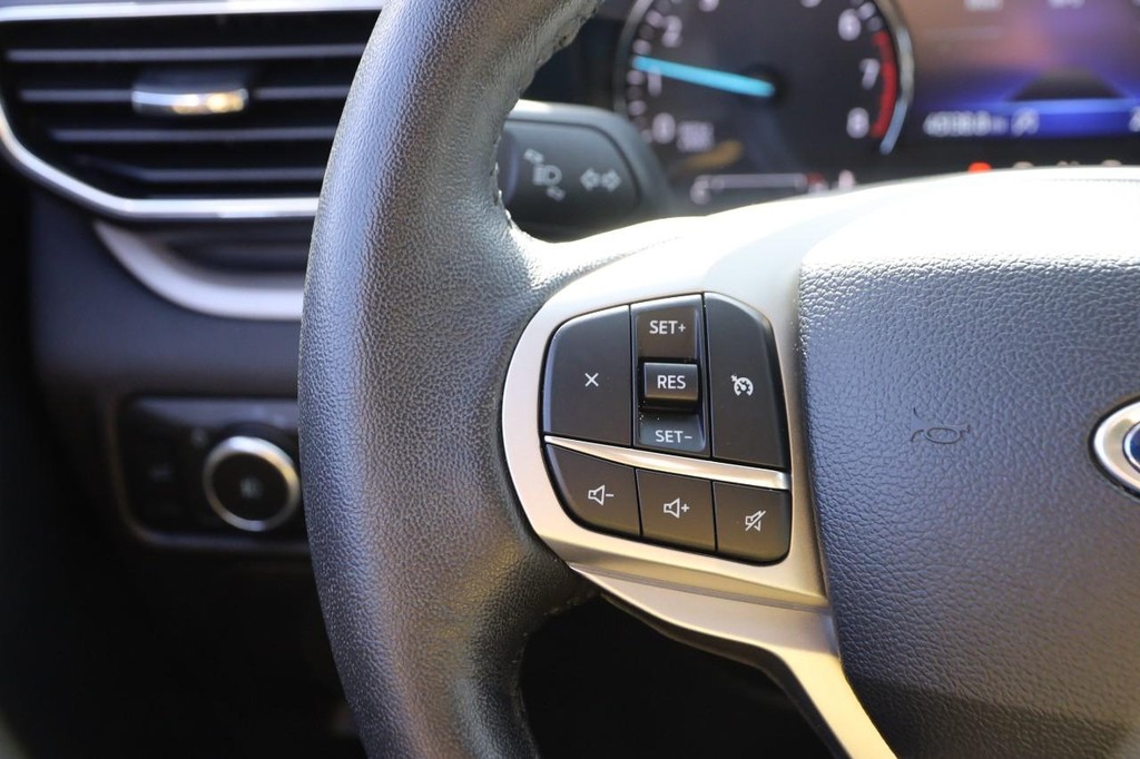 Ford Explorer Vehicle Image 14