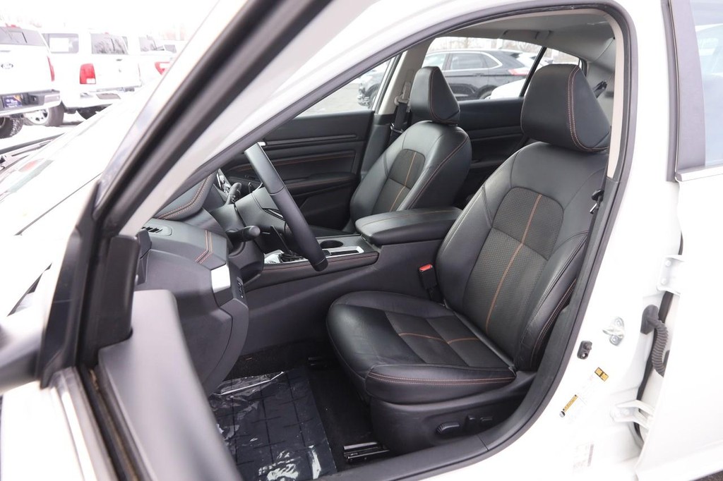 Nissan Altima Vehicle Image 08