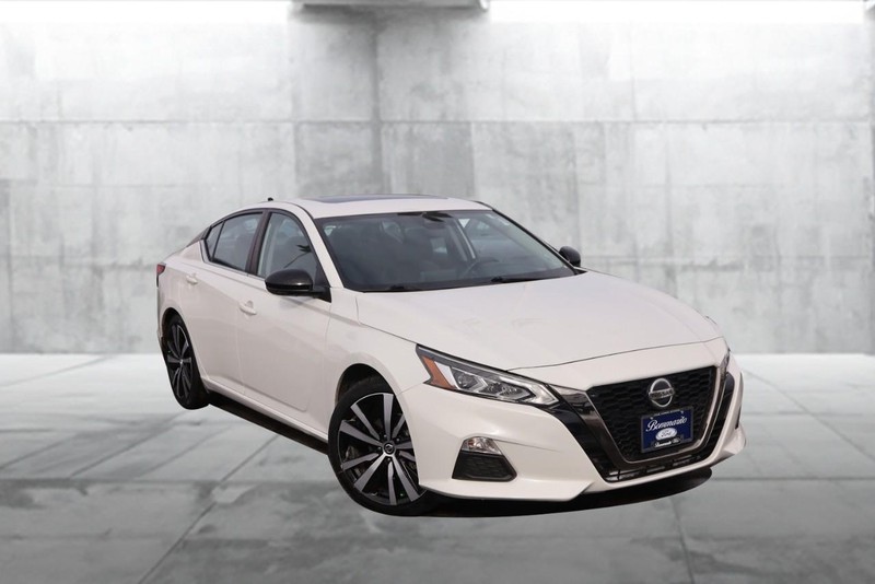 Nissan Altima Vehicle Full-screen Gallery Image 2