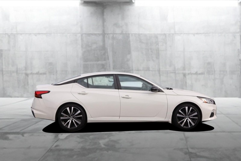 Nissan Altima Vehicle Full-screen Gallery Image 5