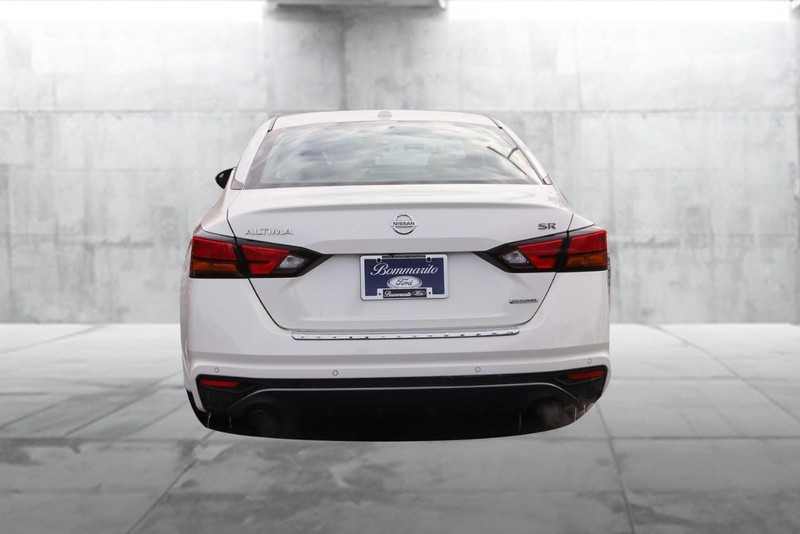 Nissan Altima Vehicle Full-screen Gallery Image 6