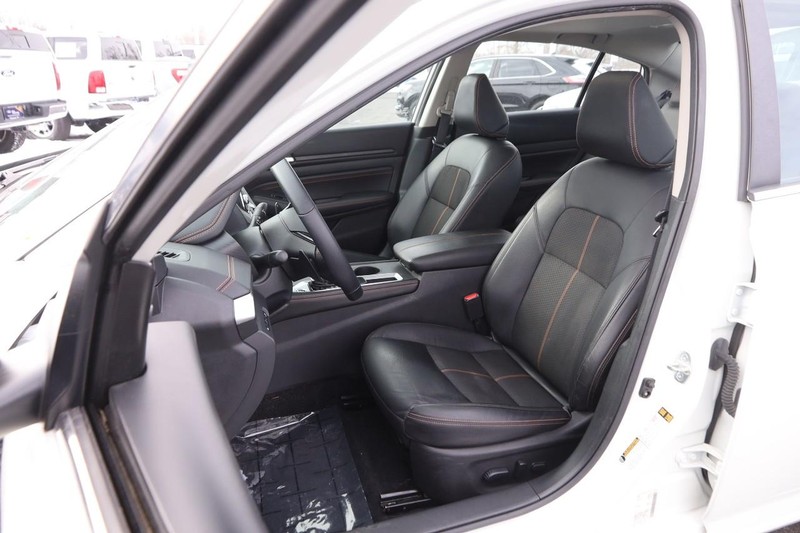 Nissan Altima Vehicle Full-screen Gallery Image 8