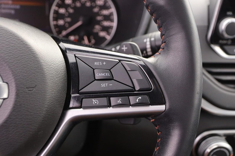 Nissan Altima Vehicle Full-screen Gallery Image 12