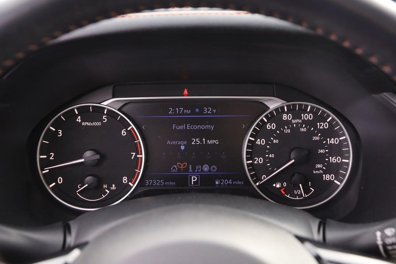 Nissan Altima Vehicle Full-screen Gallery Image 13