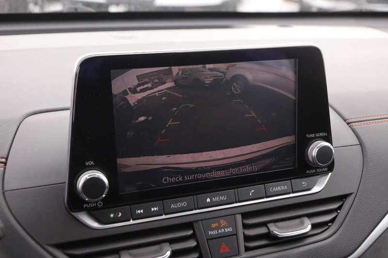 Nissan Altima Vehicle Full-screen Gallery Image 16