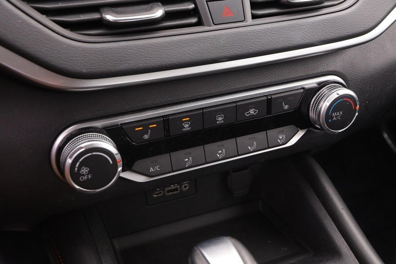 Nissan Altima Vehicle Full-screen Gallery Image 17