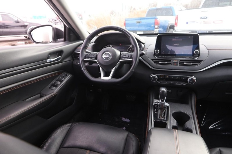 Nissan Altima Vehicle Full-screen Gallery Image 20