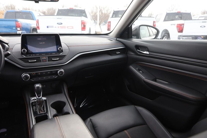 Nissan Altima Vehicle Full-screen Gallery Image 23