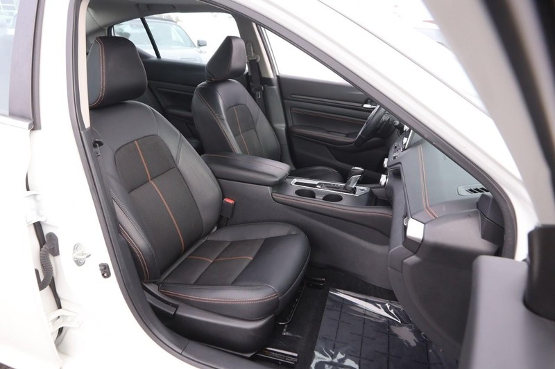 Nissan Altima Vehicle Full-screen Gallery Image 24