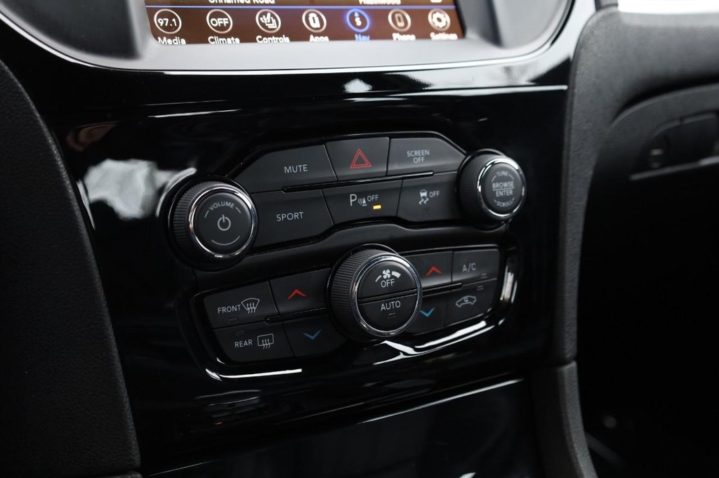 Chrysler 300 Vehicle Image 16