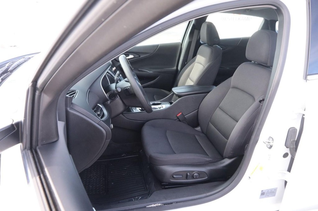 Chevrolet Malibu Vehicle Image 09