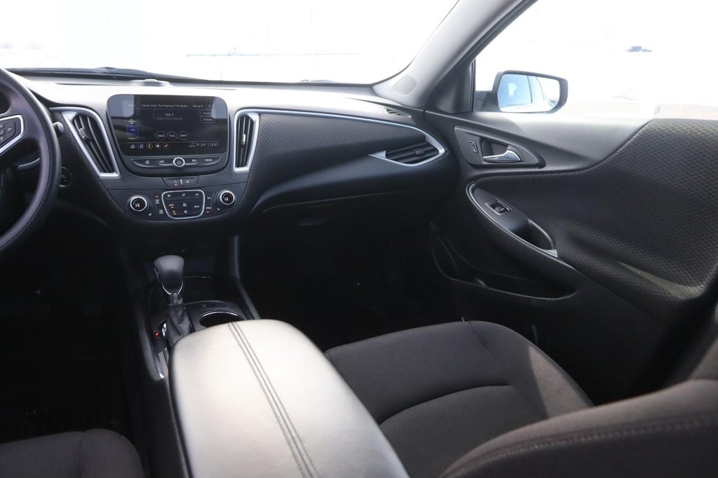 Chevrolet Malibu Vehicle Image 24