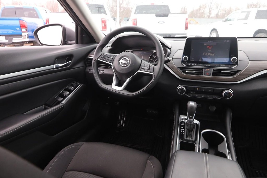 Nissan Altima Vehicle Image 20