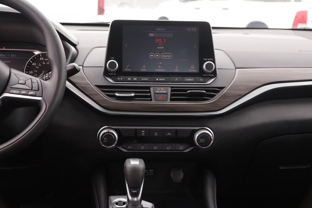 Nissan Altima Vehicle Image 22