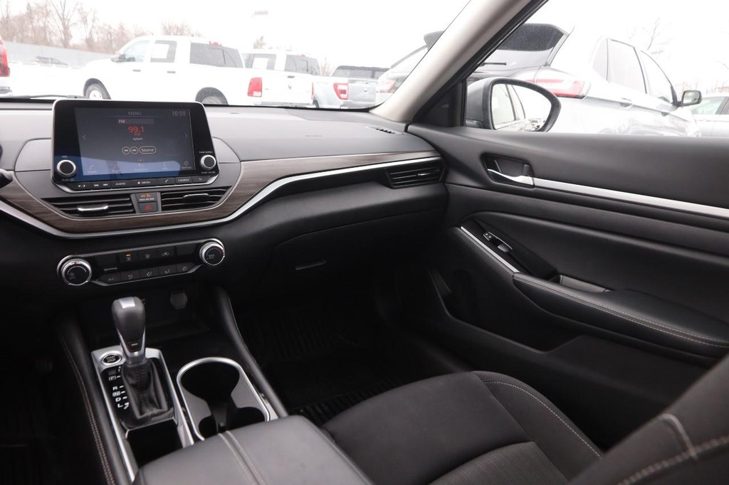 Nissan Altima Vehicle Image 23