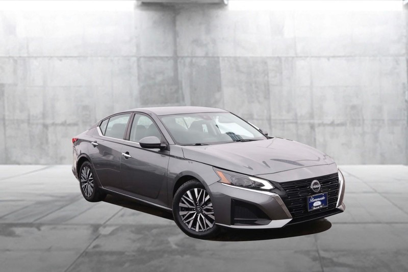 Nissan Altima Vehicle Full-screen Gallery Image 2