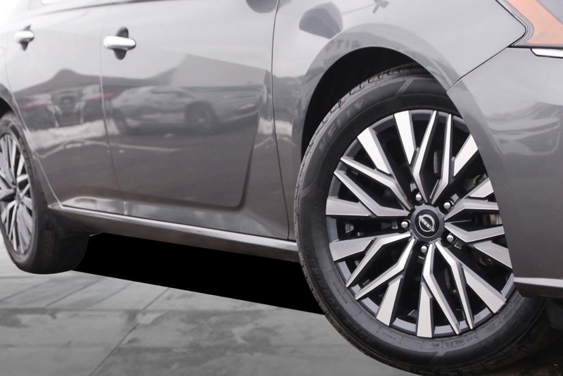 Nissan Altima Vehicle Full-screen Gallery Image 3