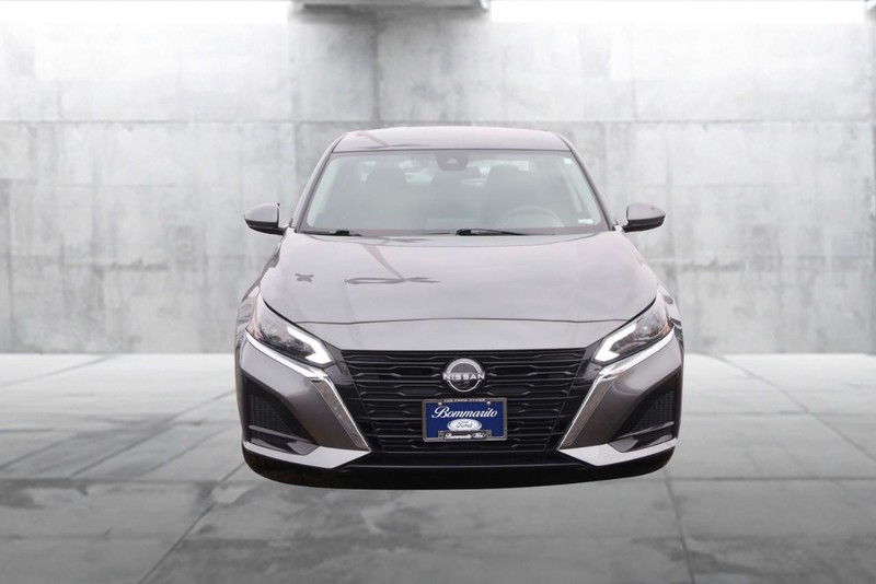 Nissan Altima Vehicle Full-screen Gallery Image 4