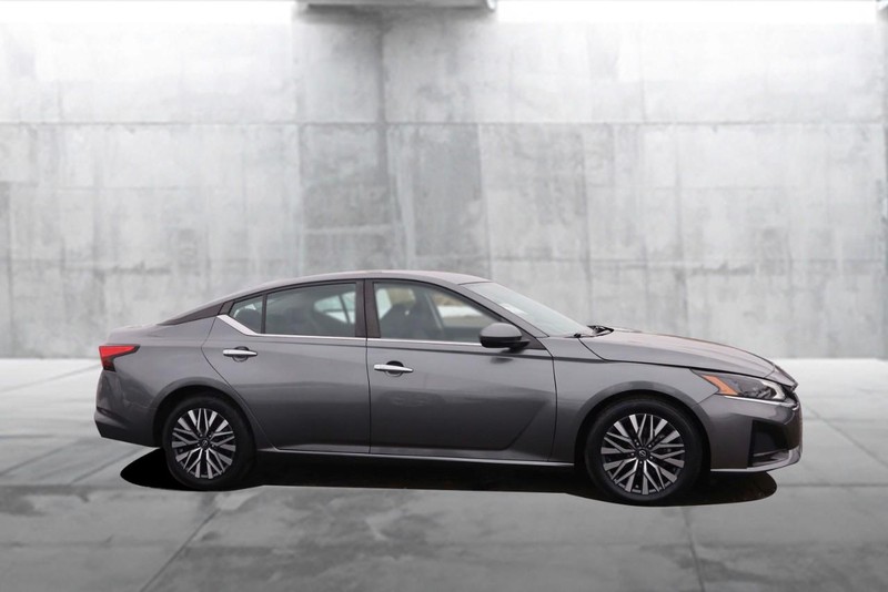 Nissan Altima Vehicle Full-screen Gallery Image 5