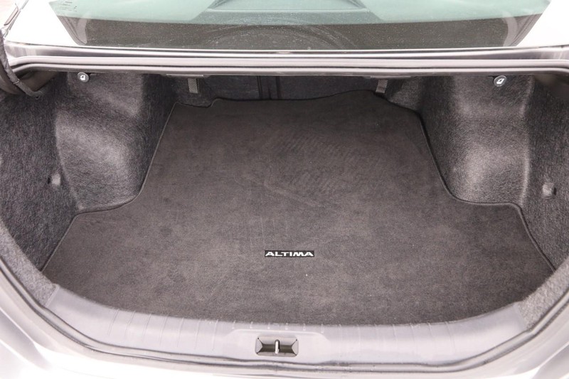 Nissan Altima Vehicle Full-screen Gallery Image 7
