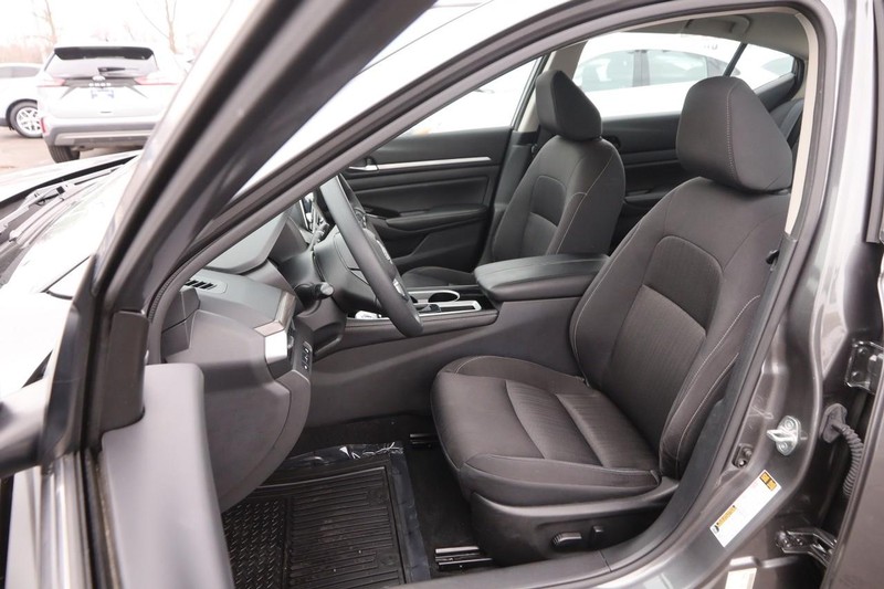 Nissan Altima Vehicle Full-screen Gallery Image 8