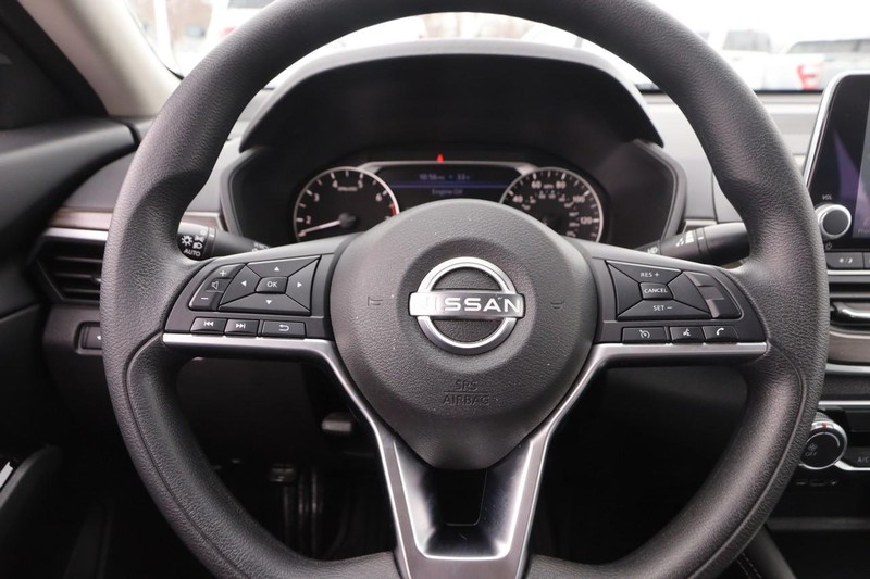 Nissan Altima Vehicle Full-screen Gallery Image 10