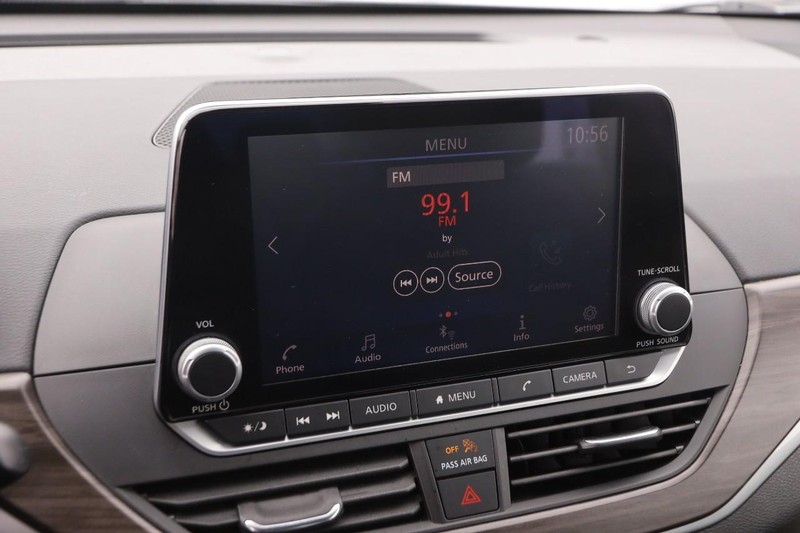 Nissan Altima Vehicle Full-screen Gallery Image 15